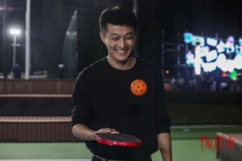 市民们在围, 他从小练习